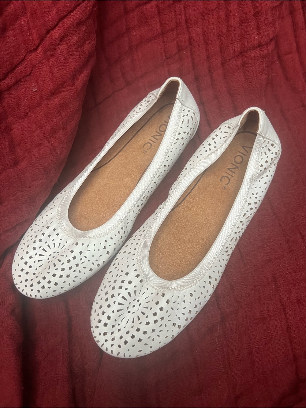 Vionic White Laser-Cut robyn Ballet Flats - size 6 w/removable insoles
